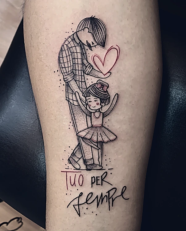 Padre e hija bailando a línea fina con un corazón rojo y la frase Tuo per sempre, en el antebrazo